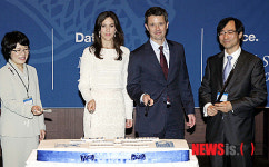 레오파마 1주년 기념식 참석한 덴마크 왕세자 부부