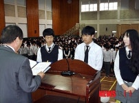 동전모아 제자 장학금 전달하는 교사들