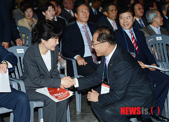 박근혜 비대위원장과 인사하는 황우여 후보