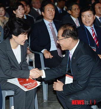 악수 나누는 박근혜 비대위원장과 황우여 후보