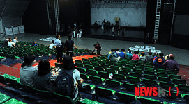 천막극장 공연 기다리는 관람객