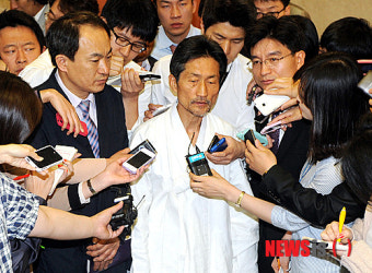 취재진에 둘러싸인 강기갑 혁신비대위원장