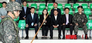 브리핑 받는 민주통합당 한반도평화본부 위원들