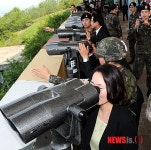 북측 관측하는 민주통합당 한반도평화본부 위원들