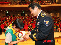 축구공 전달하는 서울경찰청장