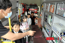 응급차 살펴보는 어린이들