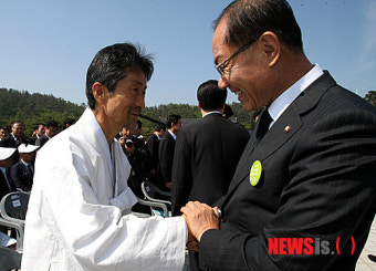 반갑게 인사하는 황우여 대표와 강기갑 비대위원장