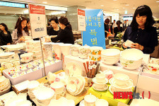 우리 그릇 둘러 보는 고객들