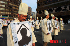 쌍용차 사망자 영정 든 문기주 정비지회장