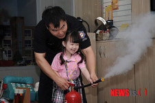 소화기 체험하는 어린이