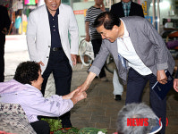 이재오 의원, 전북 부안 상설시장 방문
