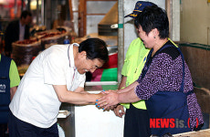 송북전통시장 상인들과 악수하는 이재오 의원
