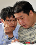 귀엣말 나누는 설창일-최영진 위원