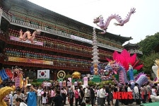 삼운사에 모여든 신도들