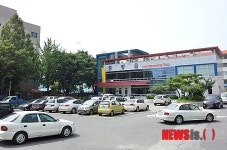 증평읍사무소와 주차장