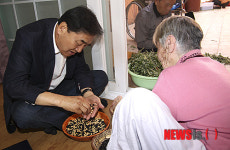 어르신들과 이야기 나누는 이재오 의원