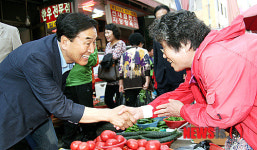 부산 동구 초량시장 찾은 이재오 의원