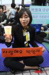 촛불들고 쾌유 기원하는 김재연 의원