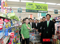 녹색상품 살펴보는 유영숙 장관