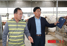 축산농가 찾아 애로사항 청위하는 이재오 의원