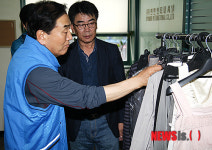 의류 공장 시설 둘러보는 이재오 의원