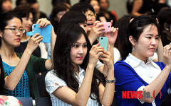 스타 박원순 찍는 이화여대 국제대학원 학생들