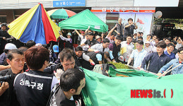 상록수역 노점상인들과 구청 관계자들 충돌