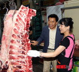 영천공설시장 방문한 이재오 새누리당 의원