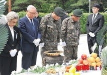 묵념하는 보훈단체 회원들
