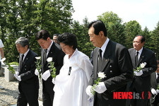 춘천 충렬탑 헌화하는 보훈가족