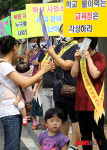 신풍초교 이전에 반발하는 학부모들