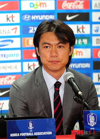 답하는 홍명보 올림픽축구대표팀 감독