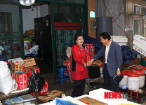 원통시장 찾은 이재오 의원
