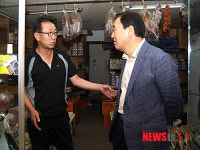 원통시장 찾아 상인들 이야기 경청하는 이재오 의원