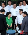 연찬회 기념 촬영 준비하는 박근혜 전 비대위원장