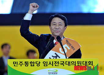 당원들에게 인사하는 조정식 당대표 후보