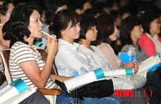 입시 전략 설명회 경청하는 학부모들