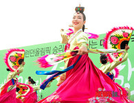 화려한 미소로 부채춤 추는 국립국악