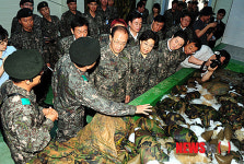 육군훈련소 세탁시설 방문한 황우여 대표
