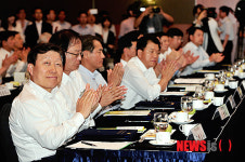 성과공유 협약식에서 박수치는 대기업 대표들
