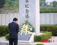 3.1운동 기념비앞에서 묵념