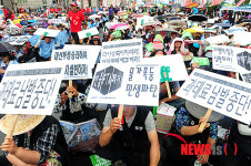 비에 아랑곳하지 않고 자리를 지키는 노점상들