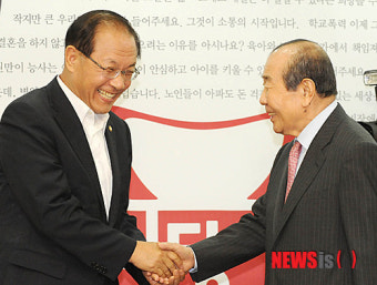인사 나누는 황우여 대표와 김수한 경선관리위원장