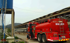 축산 용수 공급하는 소방관