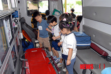 구급차 살펴보는 어린이들