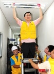 봉사활동 하는 홍석우 장관
