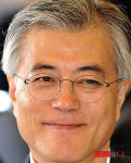 미소 짓는 문재인