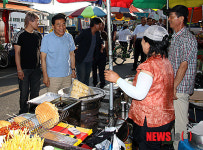 순천중앙시장 찾은 이재오 의원