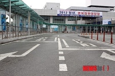 텅 빈 택시승강장