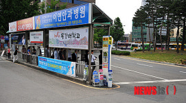 택시 기다리는 승객과 텅빈 승강장